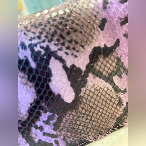 Purple snakeskin purse with short shoulder strap, chain detail. Magnet closure. - Picture 4 of 16